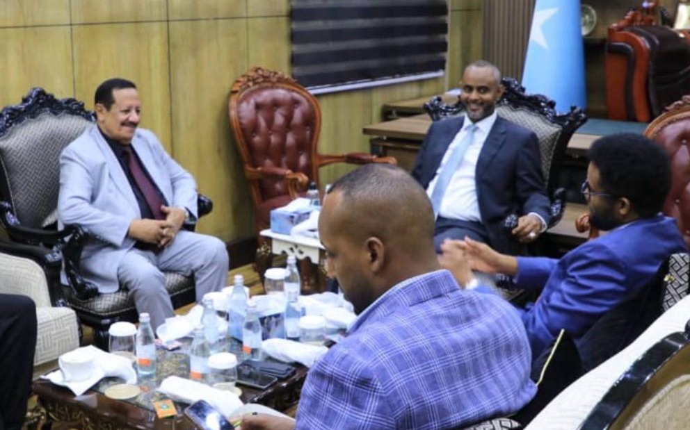 سفير اليمن يبحث مع رئيس البرلمان الصومالي سبل تعزيز العلاقات الثنائية بين البلدين
