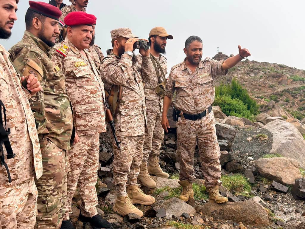 قائد المنطقة العسكرية الرابعة يتفقد جبهات تعز ويشدد على رفع الجاهزية