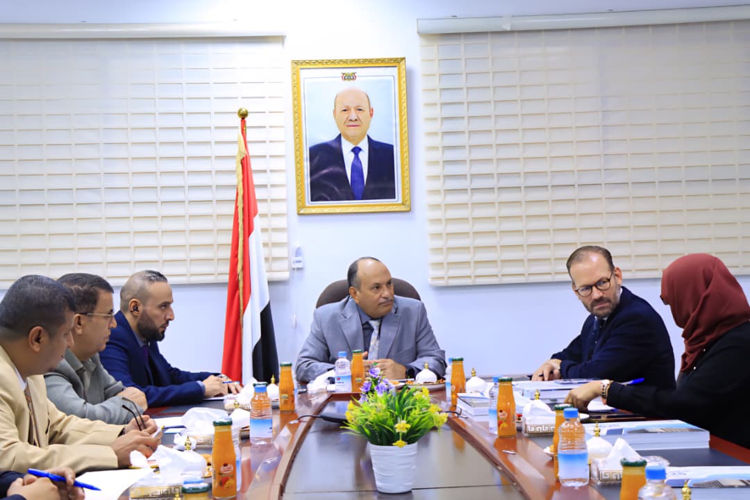 نائب وزير الصناعة يبحث مع المستشار الاقتصادي للمبعوث الأممي تعزيز الاستقرار والتعافي الاقتصادي