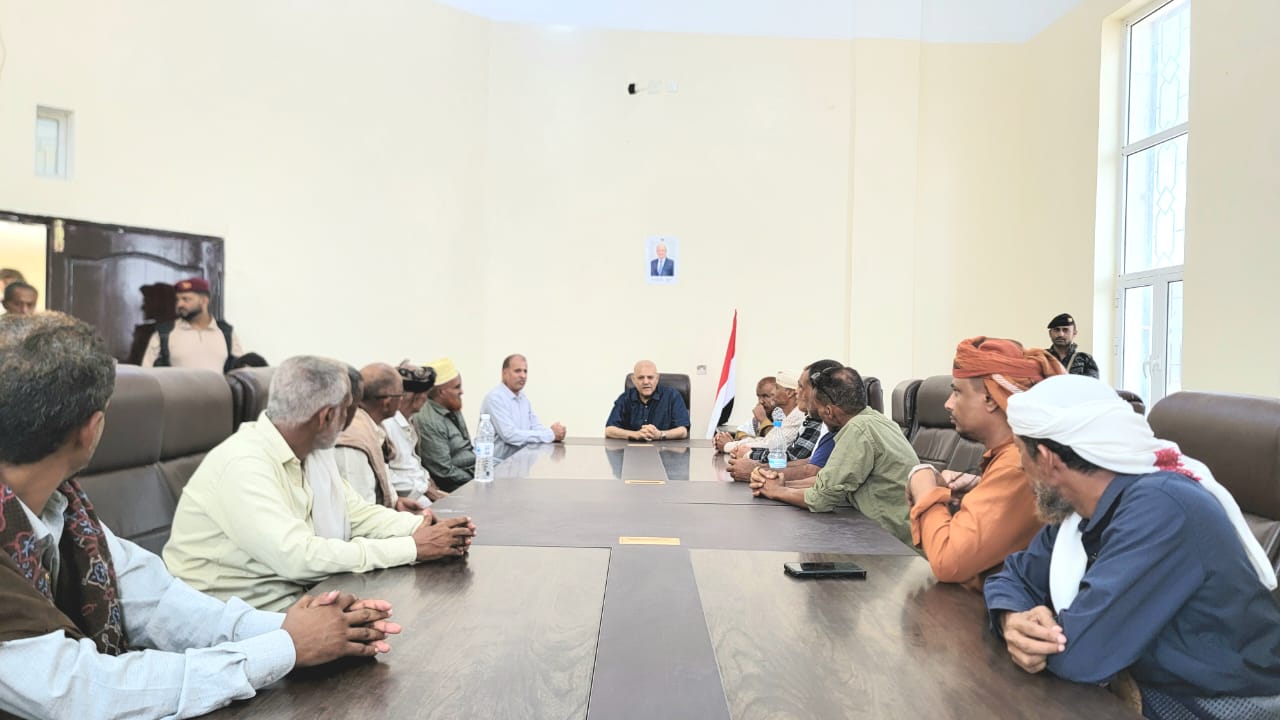 محافظ تعز يطلع على أضرار مرفأ باب المندب ويشيد بيقظة القوات البحرية وخفر السواحل