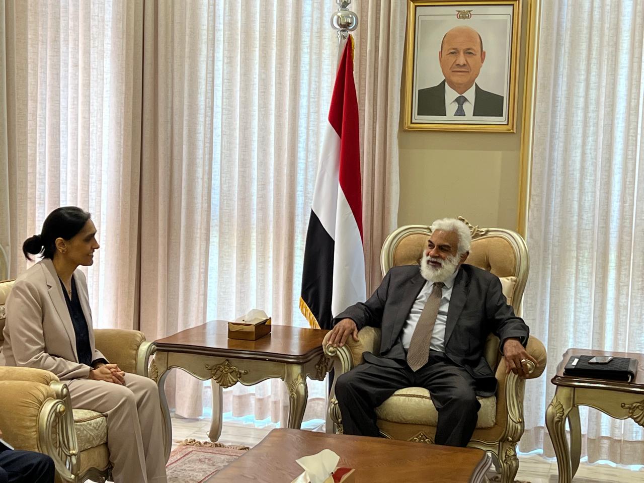 وزير التخطيط يلتقي السفيرة البريطانية