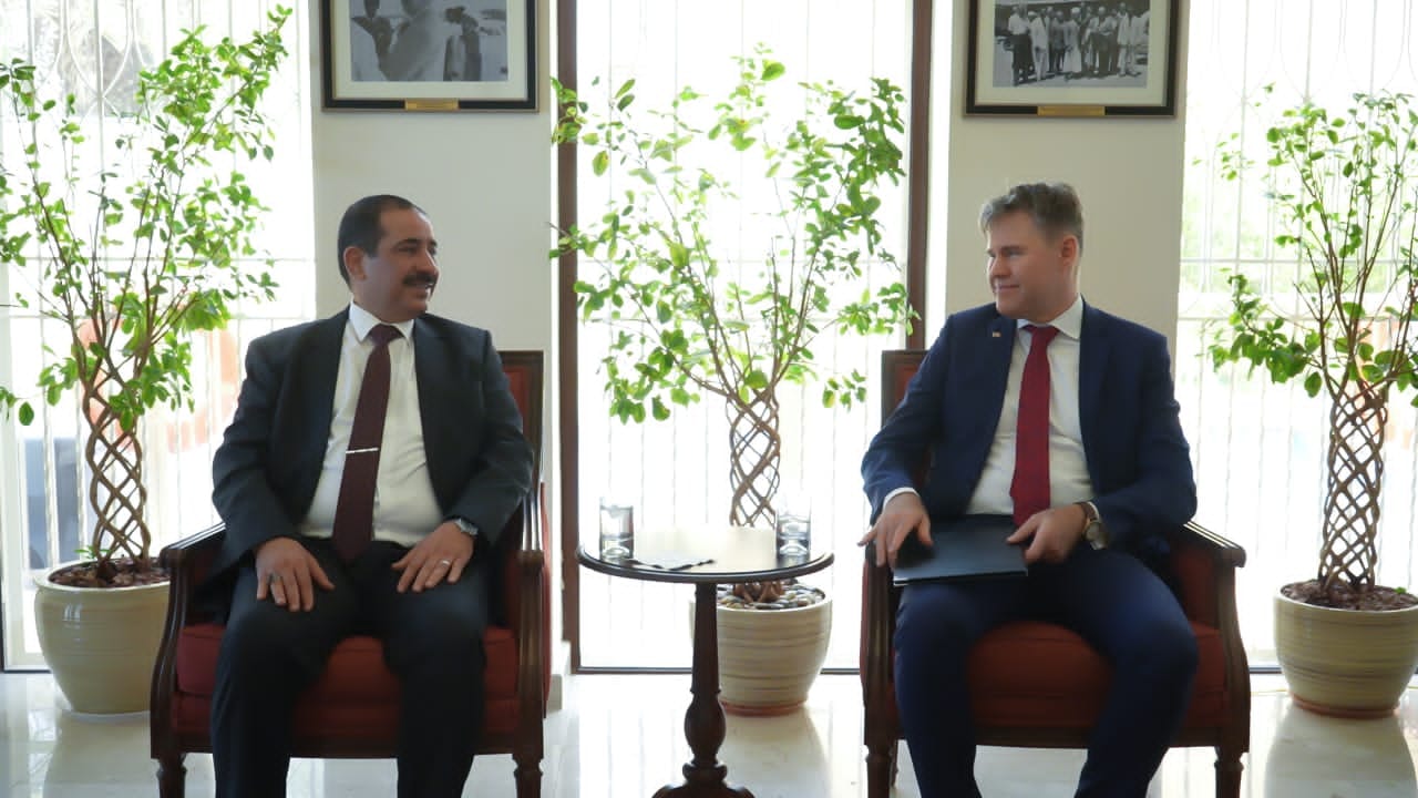 وزير الداخلية يبحث مع القائم بأعمال السفارة الأمريكية تعزيز التعاون الأمني