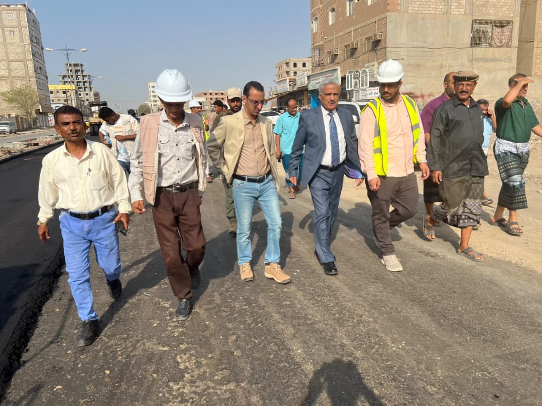 رئيس صندوق صيانة الطرق يطلع على مستوى الإنجاز في مشروع طريق التقنية–إنماء بعدن