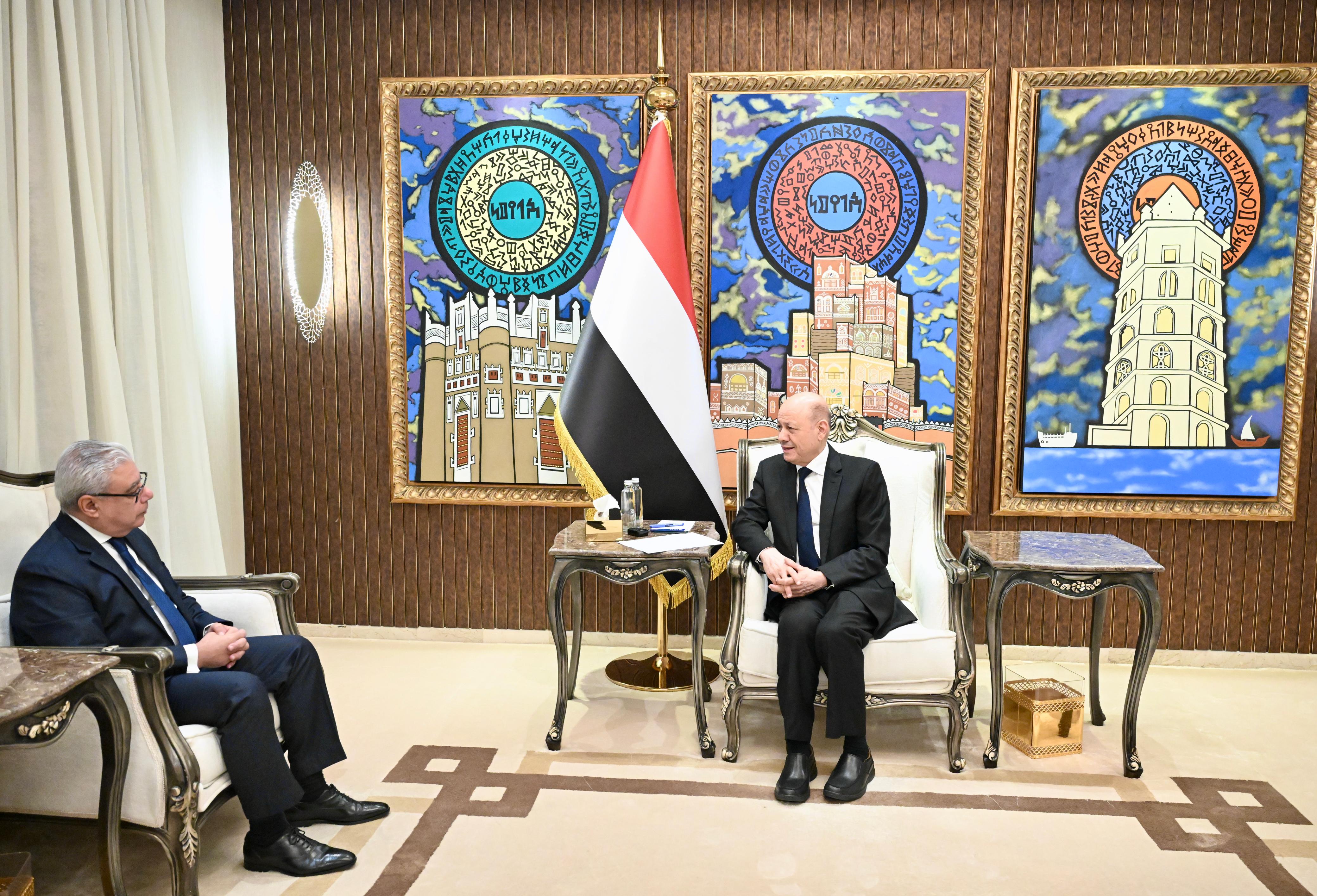 رئيس مجلس القيادة يشيد بالموقف المصري إلى جانب الشعب اليمني وقيادته السياسية