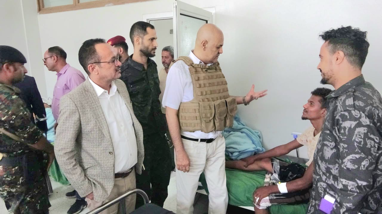 محافظ تعز يطلع على اوضاع الجرحى ويشيد بتضحياتهم في مواجهة مليشيات الحوثي