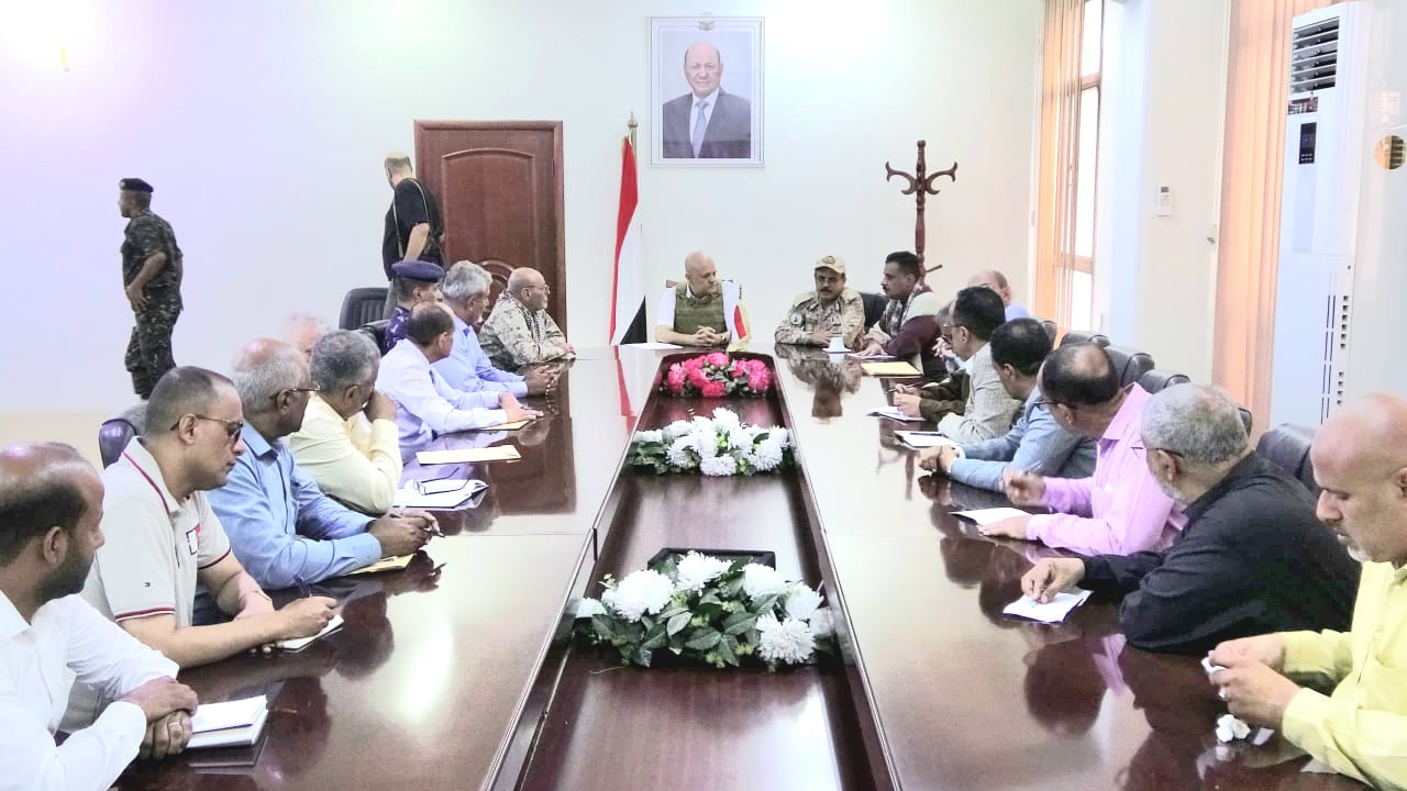 محافظ تعز يترأس اجتماعاً للجنة الطوارئ ويدعو أبناء المحافظة للنفير العام ودعم الجبهات