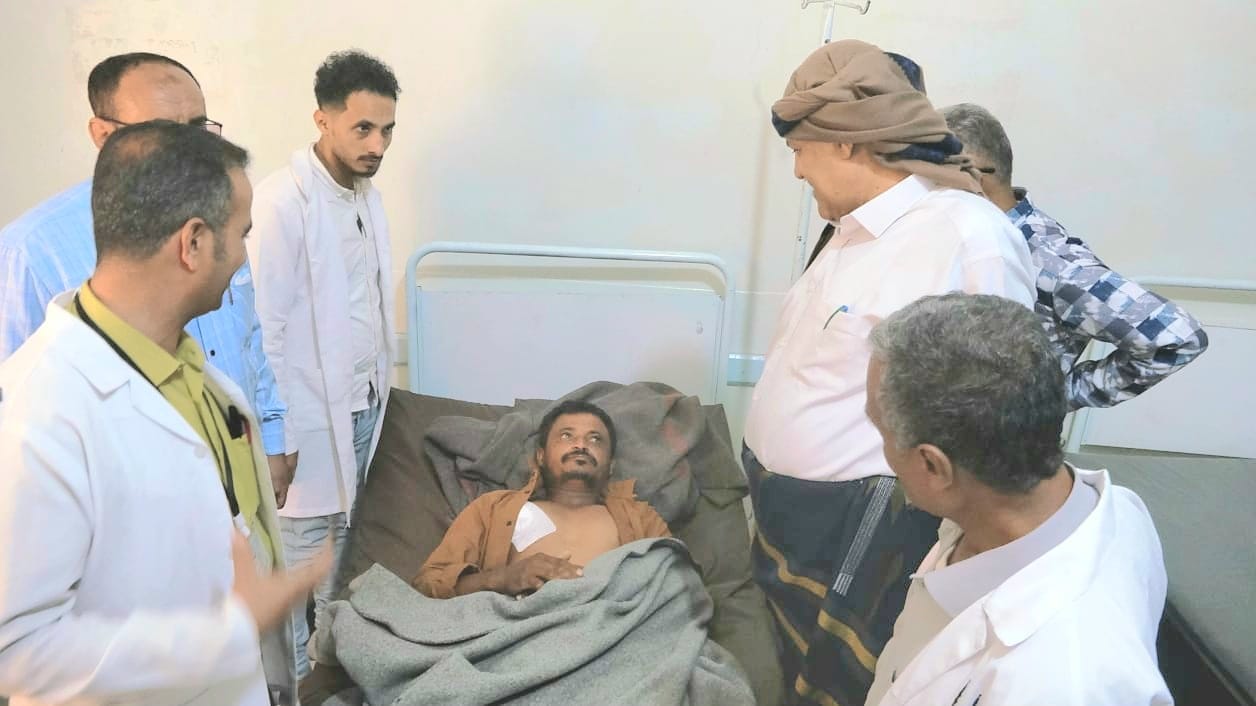 محافظ تعز يزور جرحى القوات المسلحة ويشيد بتضحياتهم في مواجهة مليشيات الحوثي