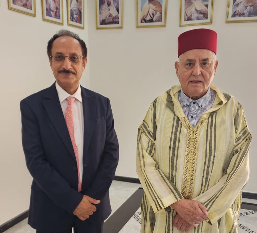 السفير الأصبحي يبحث مع مدير الخزانة الملكية للمخطوطات المغربية تعزيز التعاون الثقافي