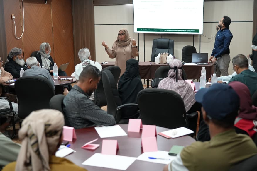 لقاء بعدن يناقش تعزيز المشاركة المجتمعية في تحسين خدمات الرعاية الصحية الأولية