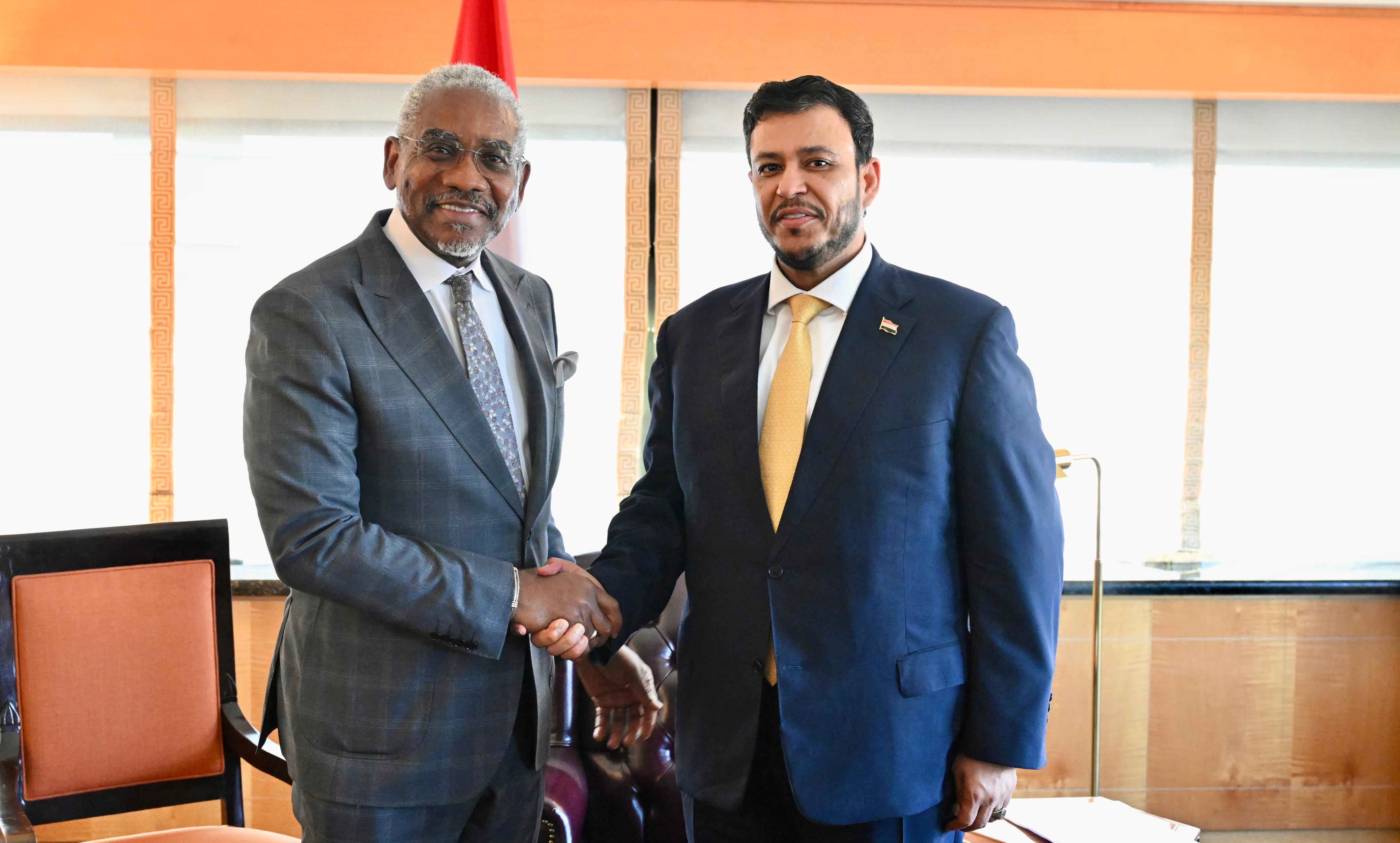 الدكتور عبدالله العليمي يبحث مع كبير الديمقراطيين في لجنة الشؤون الخارجية بمجلس النواب الأمريكي تطورات اليمن والتهديدات الحوثية