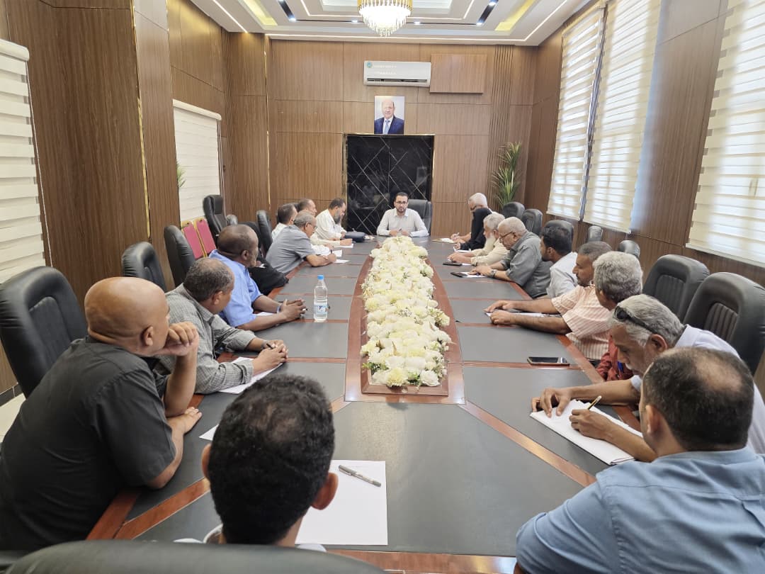 وزير الخدمة المدنية يترأس اجتماعاً موسعاً لمناقشة حزمة من الإنجازات والخطط التطويرية بالوزارة