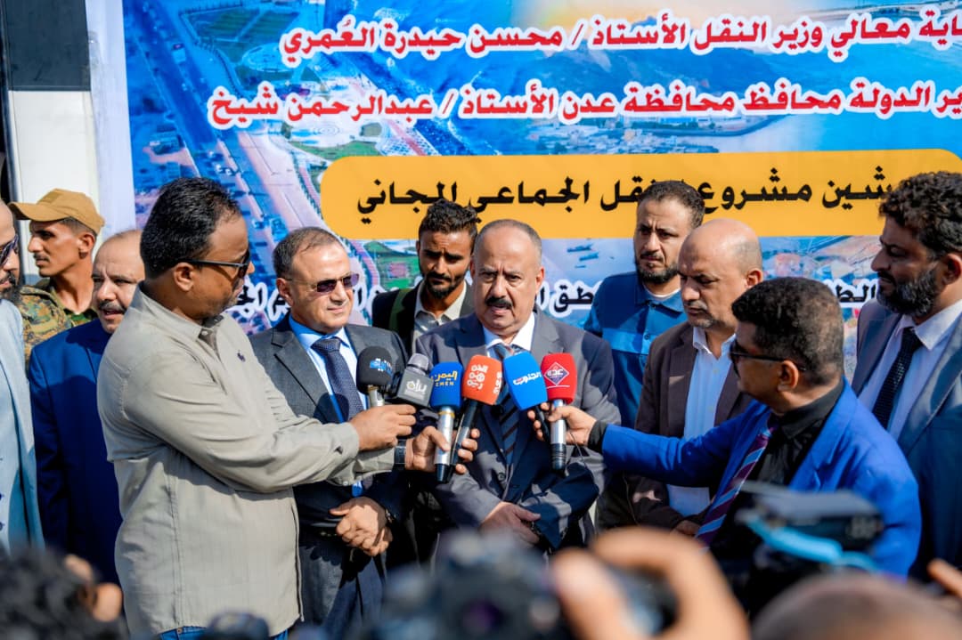 العمري ولصور يدشنان مشروع النقل الجماعي المجاني لطلاب جامعة عدن
