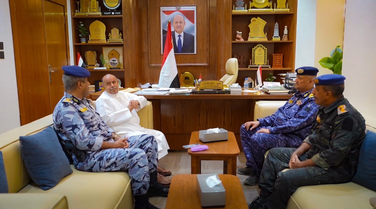 الخنبشي يناقش جهود جهاز أمن الدولة واستئناف مهام اللواء 101 شرطة جوية واوضاع شرطة الدوريات وأمن الطرق