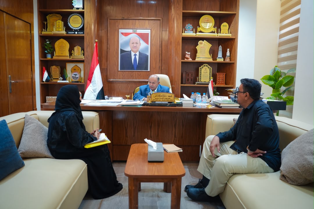 الخنبشي يناقش تعزيز عدالة الأحداث ويرعى اتفاقية لتوفير محطة تحلية لمركز غسيل الكلى بالمكلا
