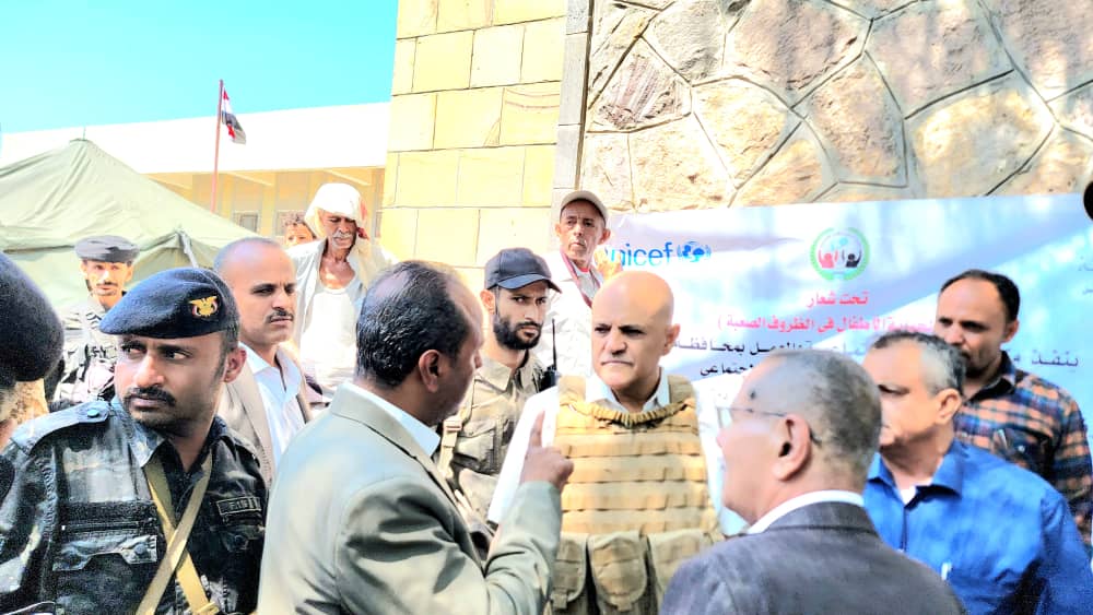 محافظ تعز يتفقد مخيمات النازحين بالمعافر ويشدد على مضاعفة التدخلات الإنسانية وبرامج حماية الأطفال