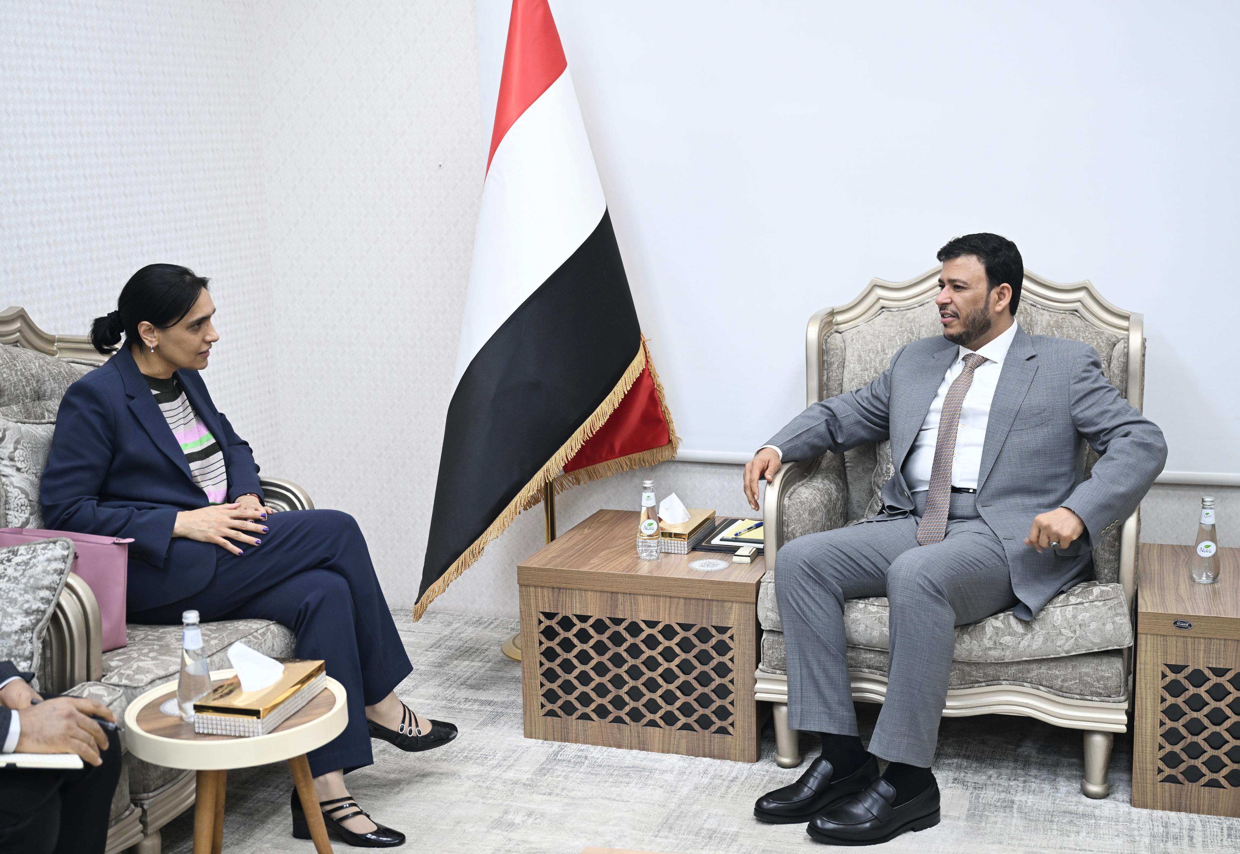 الدكتور العليمي يبحث مع السفيرة البريطانية مستجدات الأوضاع في اليمن والتعاون الثنائي