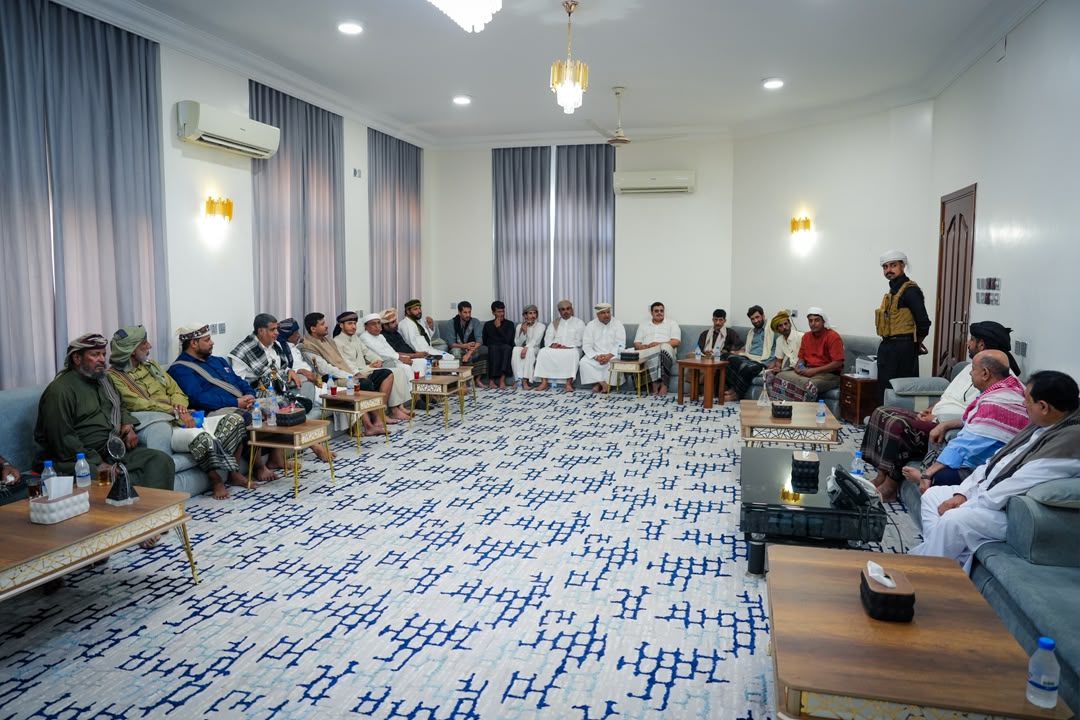 عضو مجلس القيادة الخنبشي يؤكد أهمية توحيد الجهود وتعزيز التعاون والتكامل بين أبناء المحافظات