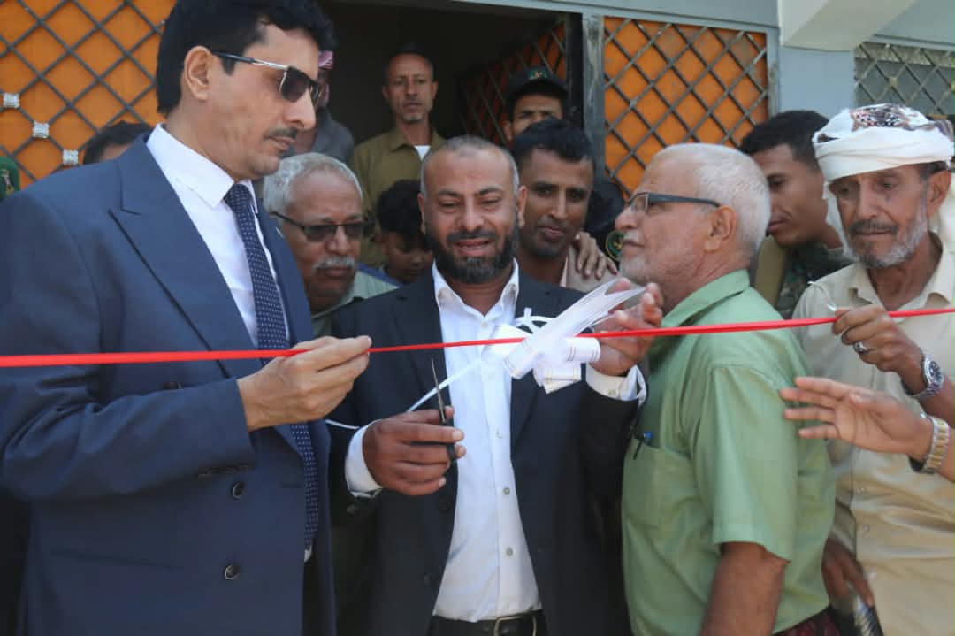 محافظ الضالع ووكيل وزارة الشباب يفتتحان ملعب الصمود بالضالع