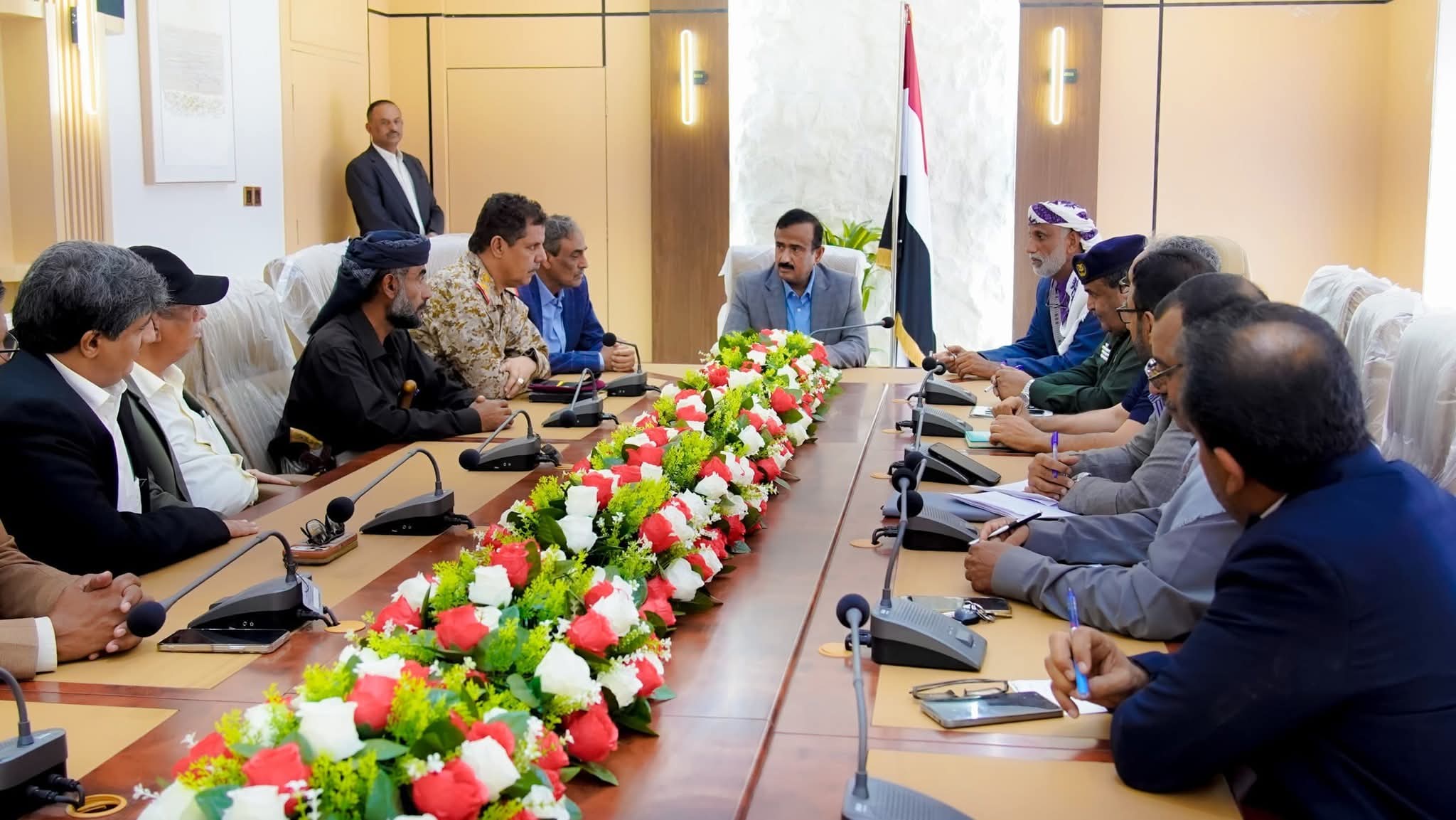 محافظ شبوة يشيد بالتضامن  الواسع مع المحافظة ويثمّن مواقف القيادة السياسية عقب الهجوم الارهابي الحوثي