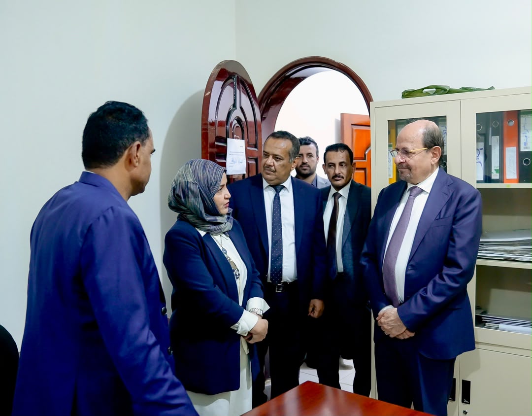 رئيس الوزراء يزور وزارة الشؤون القانونية ويؤكد على دورها في اعداد ملفات جرائم مليشيات الحوثي الإرهابية
