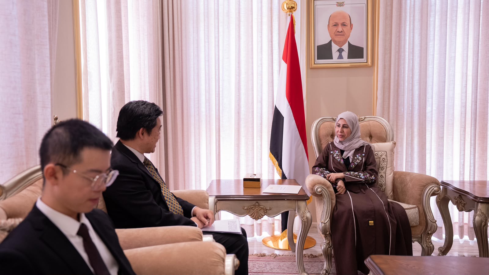 وزيرة الخارجية تسلم رسالة من رئيس مجلس القيادة إلى رئيس جمهورية الصين الشعبية