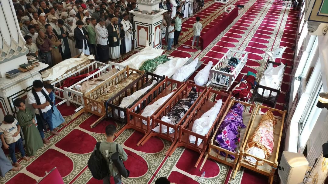 أبناء تعز يشيعون جثامين 18 شهيداً معظمهم من المدنيين سقطوا بقصف حوثي