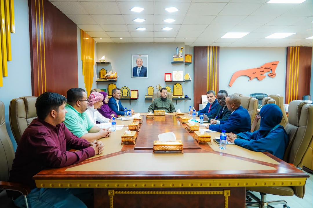 محافظ عدن يبحث مع اليونيسف تعزيز التدخلات في قطاعات المياه والتعليم والتخطيط