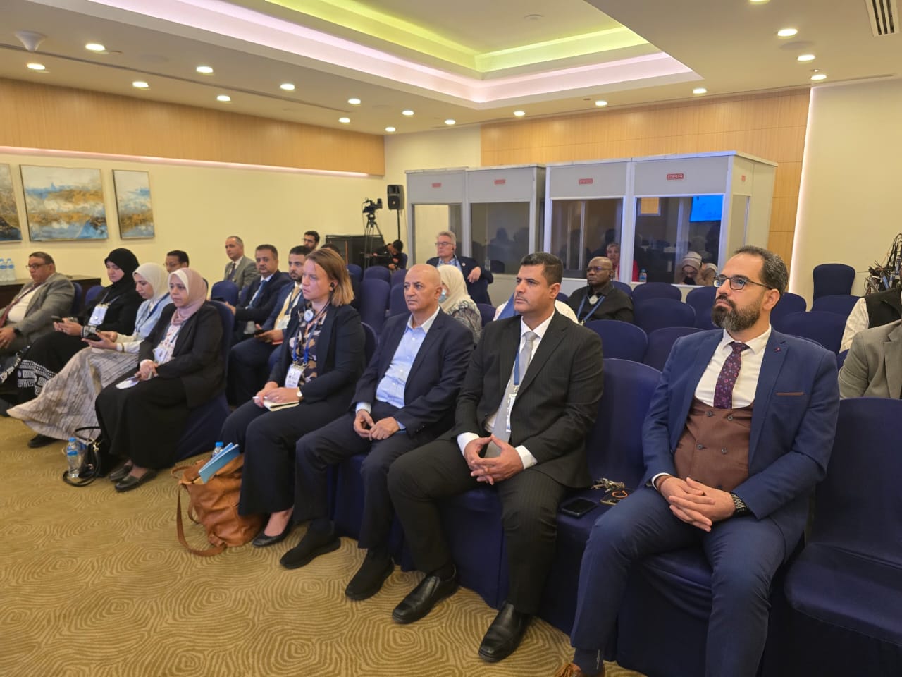 وزير المياه يشارك في جلسة حواريه حول إدارة الموارد المائية في اليمن بالقاهرة