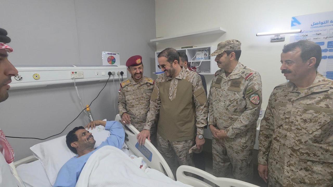 عضو مجلس القيادة الرئاسي عثمان مجلي يطمئن على صحة قائد الفرقة السابعة طوارئ وعدد من جرحى القوات المسلحة