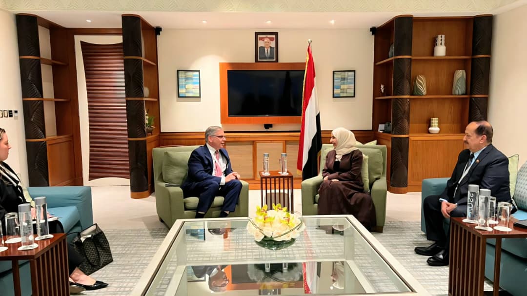 وزيرة الخارجية تبحث مع مساعد وزير الخارجية الأمريكي تطورات الأوضاع في اليمن والمنطقة